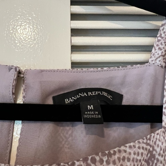 Banana Republic women’s two piece snake print top and pleated shirt with belt - Picture 6 of 6